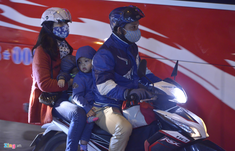 Xe cộ chật vật trở lại thành phố ngày đầu năm mới